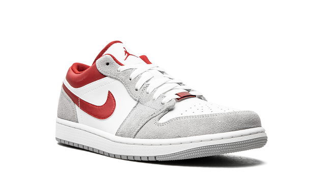 Jordan 1 Low SE Helles Rauchgrau Gym Red 